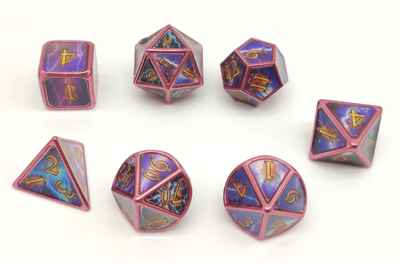 Les matrices polyèdres découpées par main en métal 7 morceaux ont placé pour le RPG de table