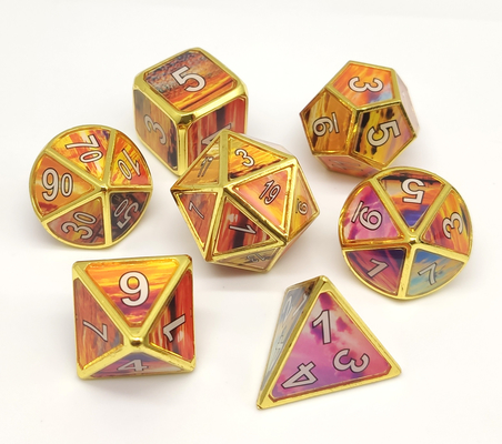 La main en laiton multicolore d'ensemble de matrices de RPG a découpé pour des cachots et des dragons