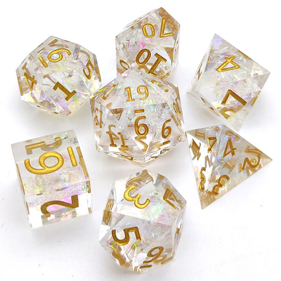 Les matrices claires de relief de la résine RPG ont placé le polyèdre de 7 morceaux pour le cachot et le dragon