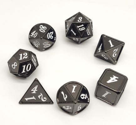 La main a découpé le métal noir RPG découpent vigoureux pour le cachot et le dragon