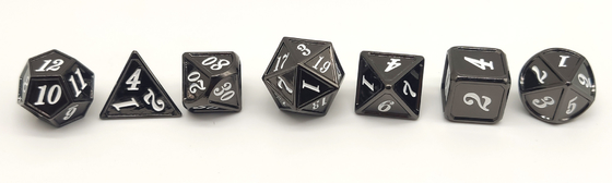 La main a découpé le métal noir RPG découpent vigoureux pour le cachot et le dragon