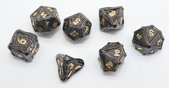 La main de la CE a découpé les matrices miniatures a placé le polonais polyèdre universel