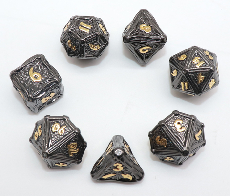 La main de la CE a découpé les matrices miniatures a placé le polonais polyèdre universel