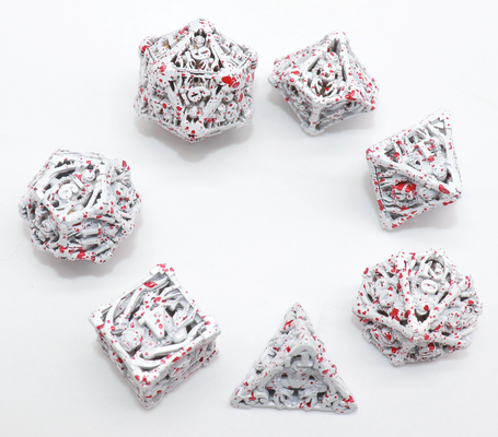 La main a découpé les 7 morceaux blanc de Mini Polyhedral Dice DND a placé portatif