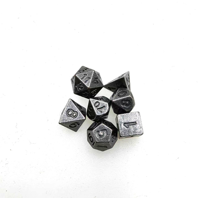 Des dés polyédriques légers dans le jeu de rôle Dungeons And Dragons