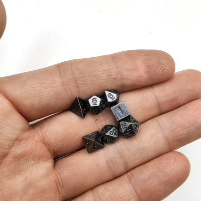 Des dés polyédriques légers dans le jeu de rôle Dungeons And Dragons