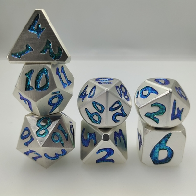 Petits dés de poker polyvalents polis à la main en métal de luxe en or bleu à haute température