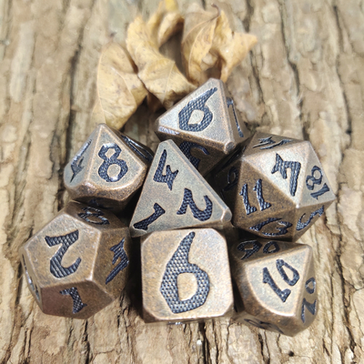 L'ensemble polyèdre en laiton de matrices de la couleur multi RPG de jeu de société de DND portent les ensembles de cuivre de matrices