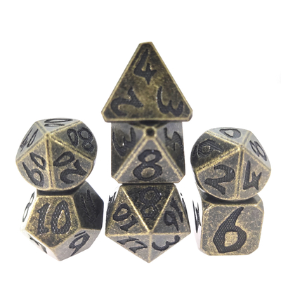 Jeu de dés noir de cuivre à arêtes vives soignées inodore pour la collection polyédrique