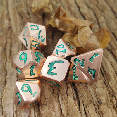 Les matrices en métal de cru pratique polyèdre de cuivre vert de matrices Nice ont placé pour les tranchants ordonnés de jeu de DND