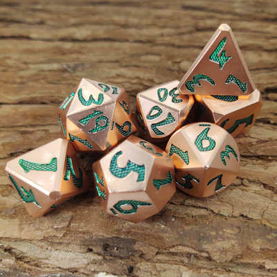Les matrices en métal de cru pratique polyèdre de cuivre vert de matrices Nice ont placé pour les tranchants ordonnés de jeu de DND