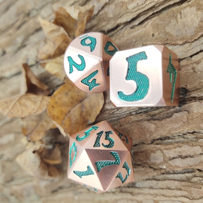 Les matrices polyèdres de matériel de dragons de cuivre vert clair de Mini Black For Dungeons And ont placé pointu léger bordé