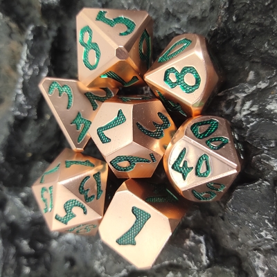 Les matrices polyèdres de matériel de dragons de cuivre vert clair de Mini Black For Dungeons And ont placé pointu léger bordé