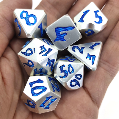 Les dés RPG coulés à la main portables polyédriques 7 résistants à l'usure polis à la main