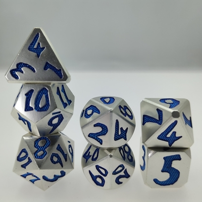 Les dés RPG coulés à la main portables polyédriques 7 résistants à l'usure polis à la main