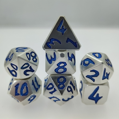 Les dés RPG coulés à la main portables polyédriques 7 résistants à l'usure polis à la main