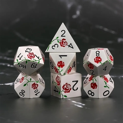 Des dés en métal d'argent électroplaté pour le jeu de RPG