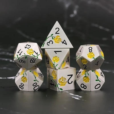 Des dés en métal d'argent électroplaté pour le jeu de RPG