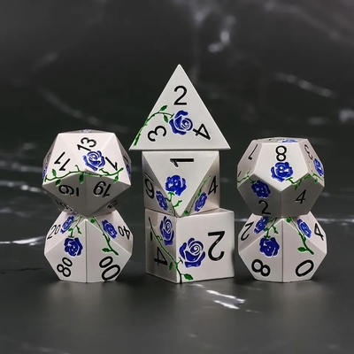 Des dés en métal d'argent électroplaté pour le jeu de RPG