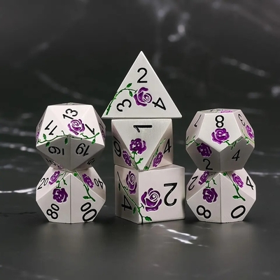 Des dés en métal d'argent électroplaté pour le jeu de RPG