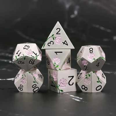 Des dés en métal d'argent électroplaté pour le jeu de RPG