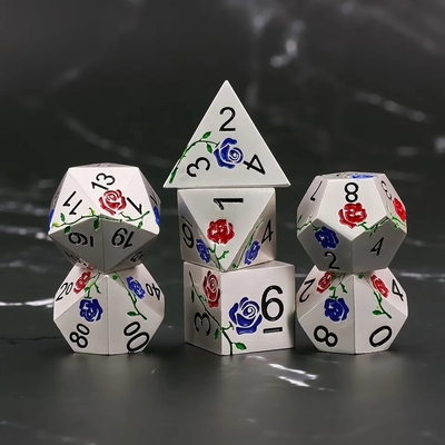 Des dés en métal d'argent électroplaté pour le jeu de RPG