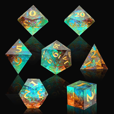Un jeu de dés en résine tranchante multi-couleurs