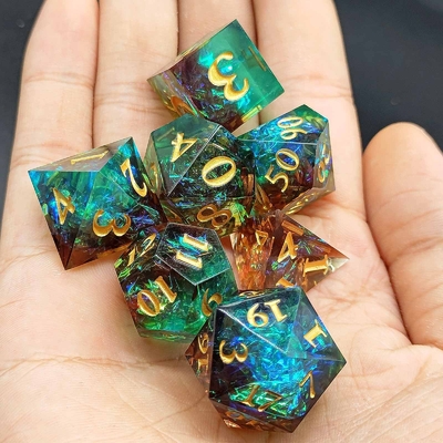 Un jeu de dés en résine tranchante multi-couleurs