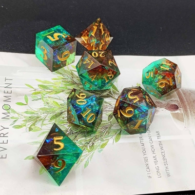 Un jeu de dés en résine tranchante multi-couleurs