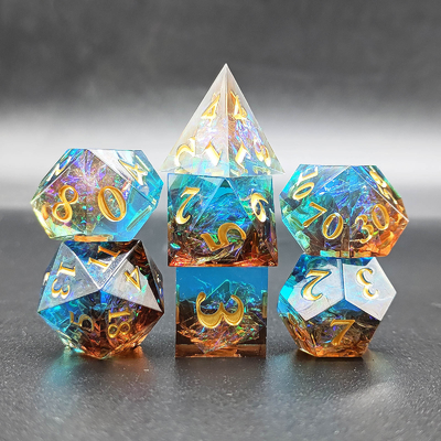 Un jeu de dés en résine tranchante multi-couleurs