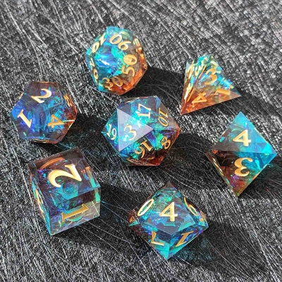Un jeu de dés en résine tranchante multi-couleurs