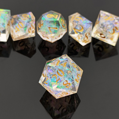 Un jeu de dés en résine tranchante multi-couleurs