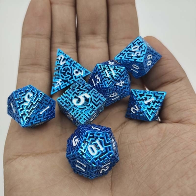 Le jeu de dés en métal du labyrinthe creux est un jeu de rôle à multiples facettes