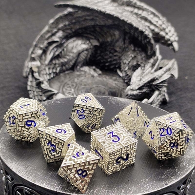 Le jeu de dés en métal du labyrinthe creux est un jeu de rôle à multiples facettes