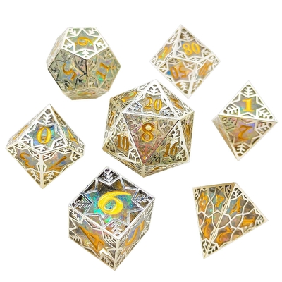 Un jeu de dés en résine de cadre métallique d'argent