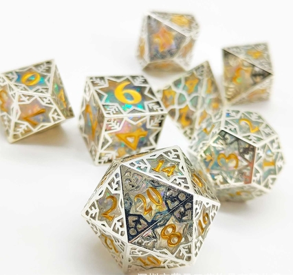 Un jeu de dés en résine de cadre métallique d'argent