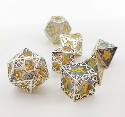 Un jeu de dés en résine de cadre métallique d'argent