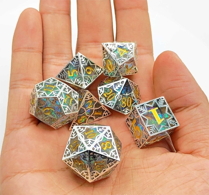 Un jeu de dés en résine de cadre métallique d'argent