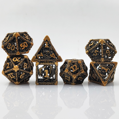 Un jeu de dés en métal à plusieurs visages creux D20 coupé pointu