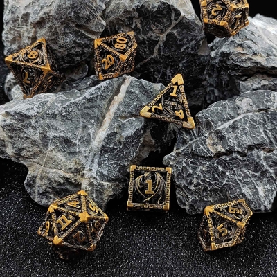 Un jeu de dés en métal à plusieurs visages creux D20 coupé pointu