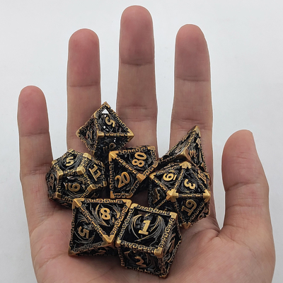 Un jeu de dés en métal à plusieurs visages creux D20 coupé pointu