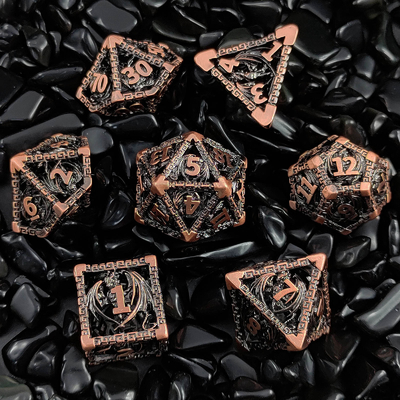 Un jeu de dés en métal à plusieurs visages creux D20 coupé pointu
