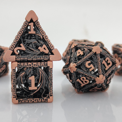 Un jeu de dés en métal à plusieurs visages creux D20 coupé pointu