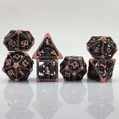 Un jeu de dés en métal à plusieurs visages creux D20 coupé pointu