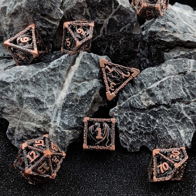 Un jeu de dés en métal à plusieurs visages creux D20 coupé pointu