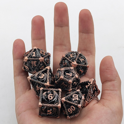 Un jeu de dés en métal à plusieurs visages creux D20 coupé pointu