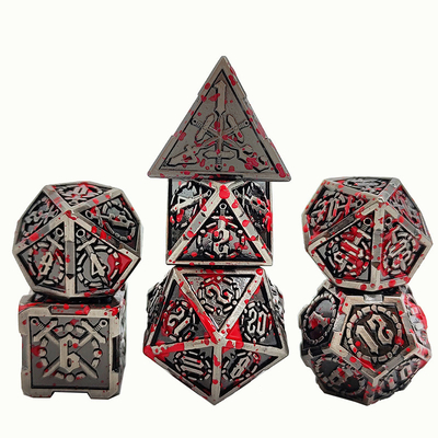 Le jeu de dés de RPG à l'épée et au métal
