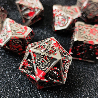 Le jeu de dés de RPG à l'épée et au métal