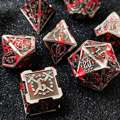 Le jeu de dés de RPG à l'épée et au métal