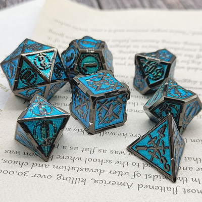 Le jeu de dés de RPG à l'épée et au métal